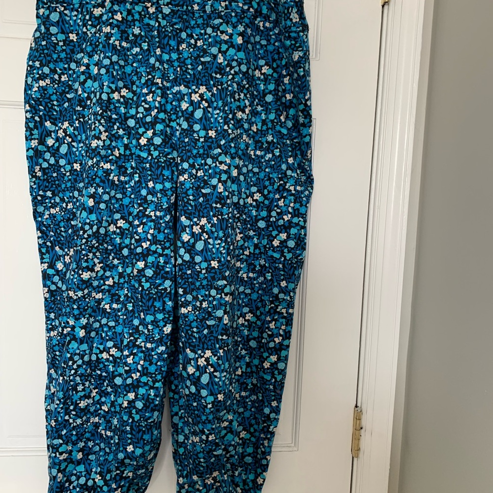 Valerie Stevens Blue Floral Pants With Bows on Legs. - Picture 3 of 6